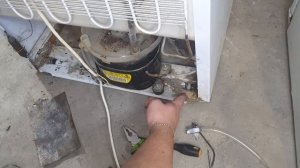 Как заправить холодильник ФРЕОНОМ (ГАЗОМ) из баллончика. Заправь сам !!!.mp4