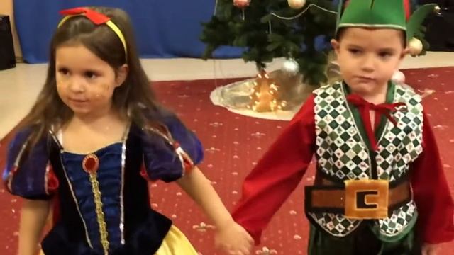 Новогоднее дефиле "Мерцающие игрушки" смотреть онлайн