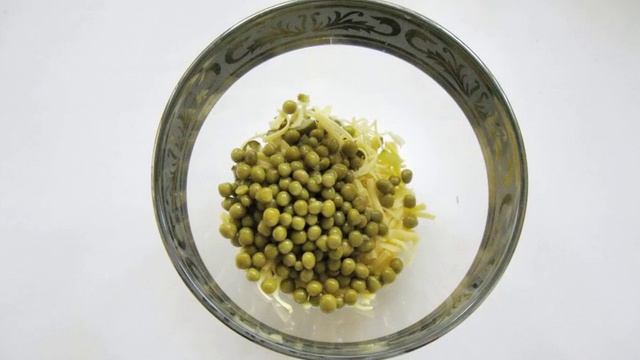 Салат из свеклы с зеленым горошком