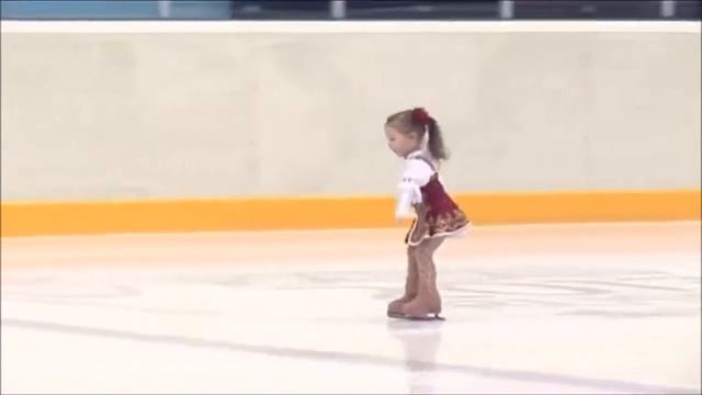 Будущему мастеру по фигурному катанию 2,5 года!ЭТО ТАЛАНТ!Полюбуйтесь!!! смотреть онлайн