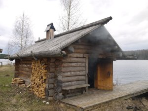 С женой муж в баню не сходил. Пока он растопил... упарился, бедняга