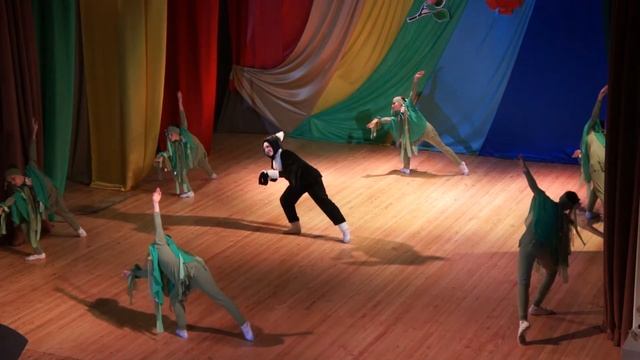 "Кикимора" в исполнении "Червоной калиноньки" во Дворце культуры смотреть онлайн