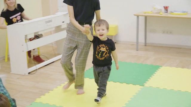 Групповое коммуникативное занятие с музыкальными терапевтами центра Логопрогноз смотреть онлайн