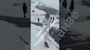 ИНТЕРНЕТТИ ЖАРГАН ӨЗБЕК КЫЗЫ (ЖАНЗЕ) КЫРГЫЗЧА МУЗЫКАГА ДА КАТЫРЫП БИЙЛЕП ЖАТАТ