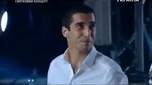 Гайтана и Генрих Мхитарян поет на армянском