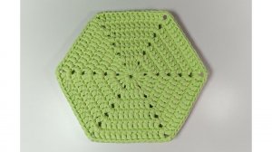 Вязаная шестиугольная салфетка крючком