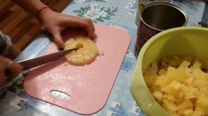 Вкусный салат с ананасом и копчёной курицей.м-м-м