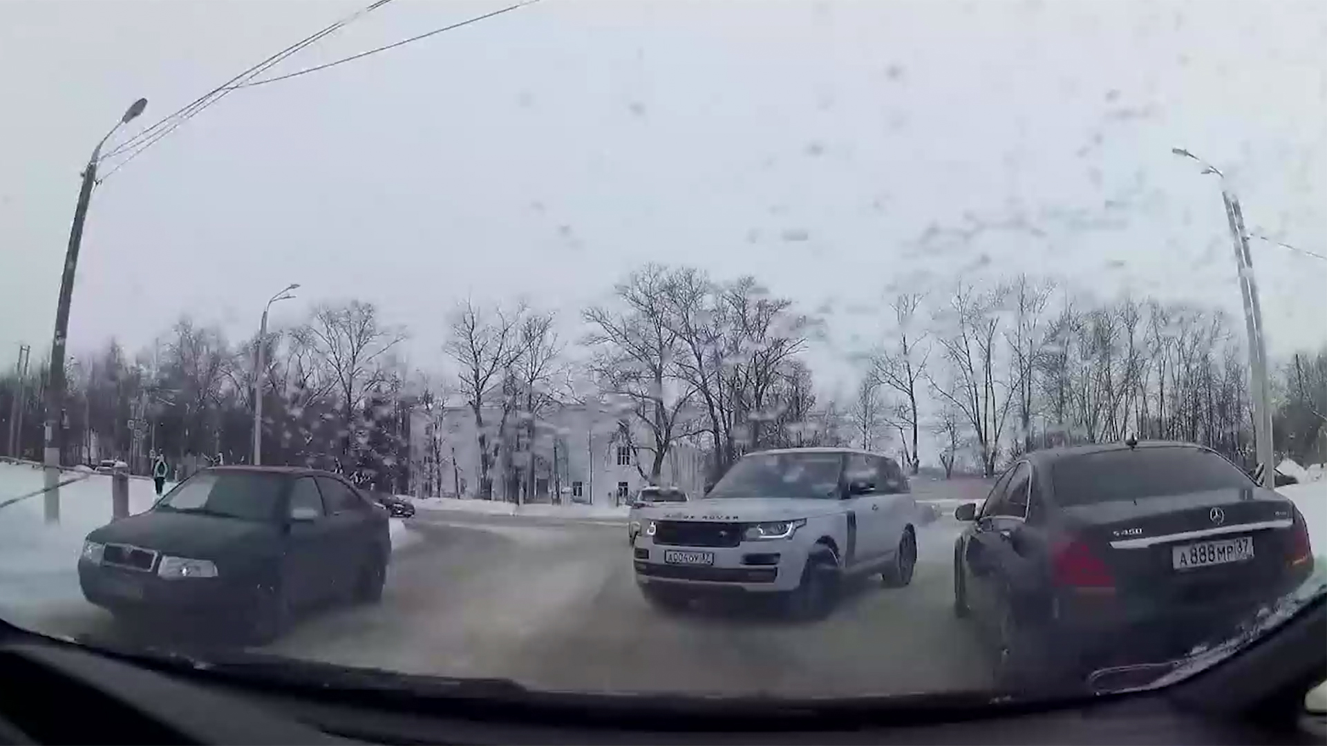 В Иванове мстительная автоледи на «Range Rover» устроила цирк на дороге. Шлагбаум смотреть онлайн