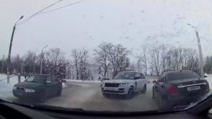 В Иванове мстительная автоледи на «Range Rover» устроила цирк на дороге. Шлагбаум