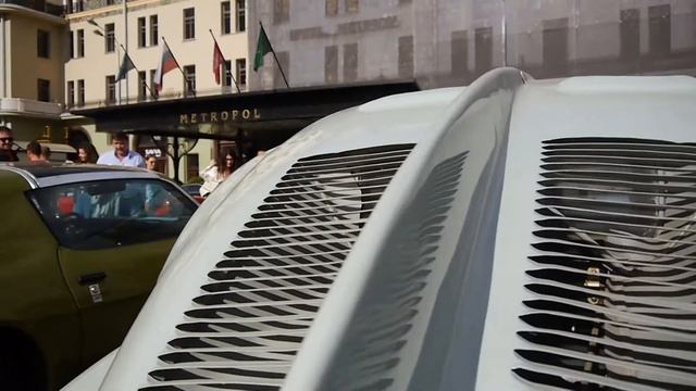 Татра трехглазая с плавником - Tatra 87 на выставке ретро-автомобилей у отеля «Метрополь» смотреть онлайн