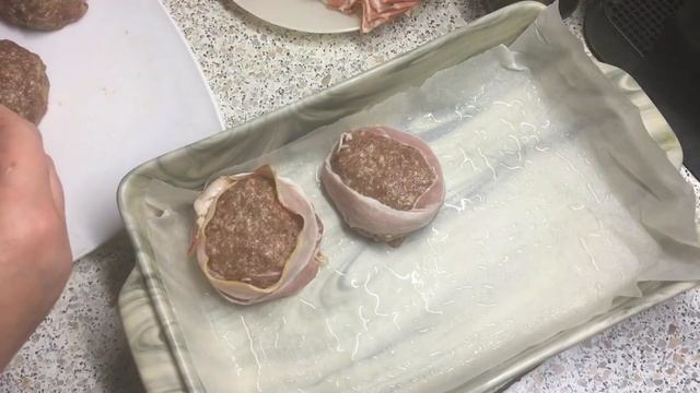 Отличный ужин! Котлеты в беконе с запеченным картофелем и брокколи.Bacon cutlets with baked potatoe смотреть онлайн