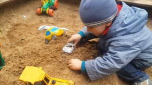 Машинки на песке и малыш Ваня. Играем в песочнице с Базом Лайтером и машинками.