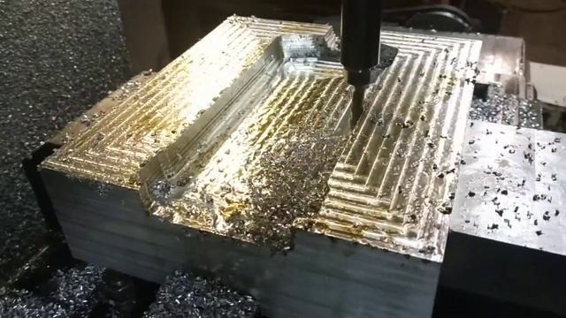 Черновая фрезеровка пресс формы для бутылки