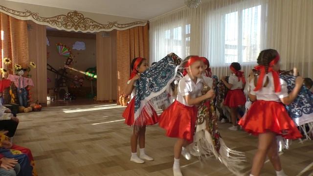 Танец с платками (группа РОМАШКА).avi