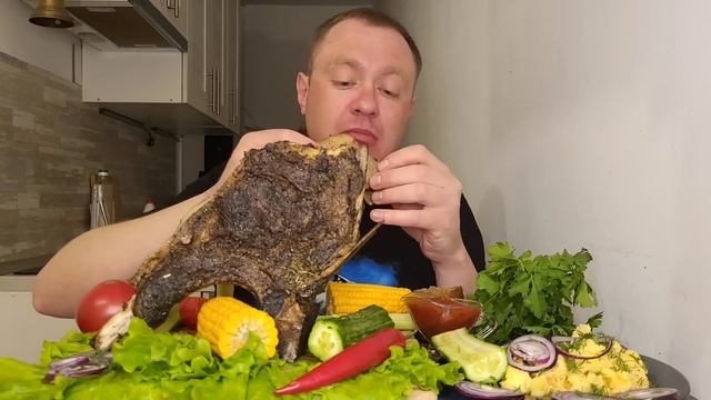 МУКБАНГ. ОБЖОР. СТЕЙК ИЗ ГОВЯДИНЫ 2 КГ. ЗАПЕЧЁННЫЙ В ФОЛЬГЕ,ПЮРЕ, ОВОЩИ. АСМР MUKBANG, BEEF STEAK. смотреть онлайн