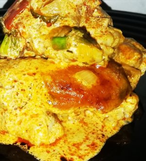 Куриные крылья в сметане на сковородке.