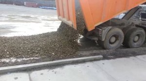 Выгрузка щебня самосвалом