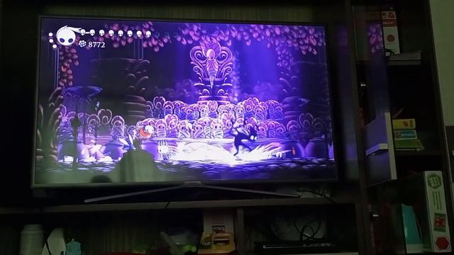 hollow knight (коллекционнер, божья укротительница, кристаллический страж) первая смэрть смотреть онлайн