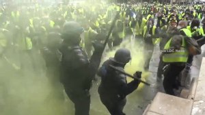 Gilets jaunes - Des manifestants passent a l'assaut