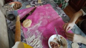 Лепим пельмешки с детьми
