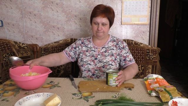 Салат с сердцем и сухариками.  Удивительно вкусный и нежный!