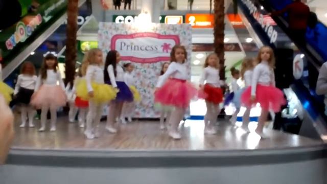 Папа подари мне куклу!!! смотреть онлайн