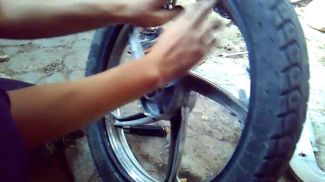 Снимаем/Разбартовываем колесо/ищем дырку в камере. смотреть онлайн