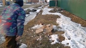 разбиваю льдины об камень