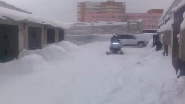 Ездим у Студии-утрамбовываем снег))) смотреть онлайн