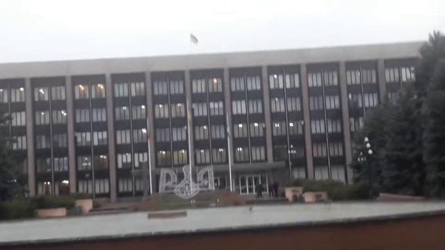 Кривой Рог Герб Украины украшает Дом Советов в Кривом Роге. смотреть онлайн