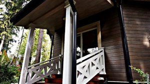 Отделка фасада скошенным планкеном