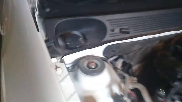 Снимаем стеклоомыватель с Рено Сандеро 2 (Логан 2).mp4 смотреть онлайн