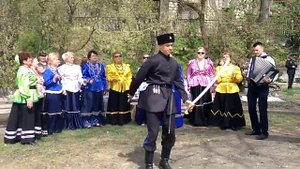 Казак крутит сабли