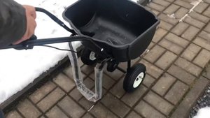 Обзор Тележки дозатора для реагентов зимой и семян летом