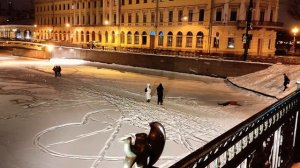 Зимние прогулки по замёрзшим рекам и каналам Санкт-Петербурга этой зимой стали популярны у горожан