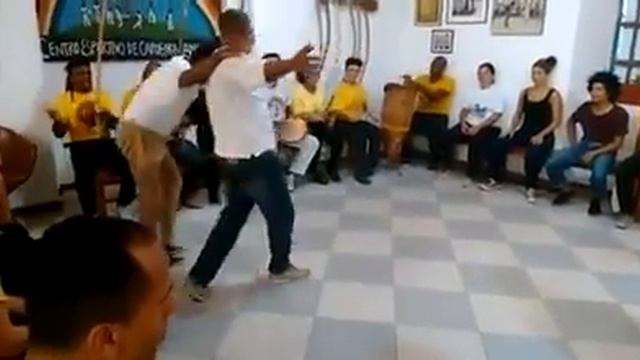 Mestre Caboclinho Playing Brazilian Capoeira Angola With Mestre Gabriel смотреть онлайн