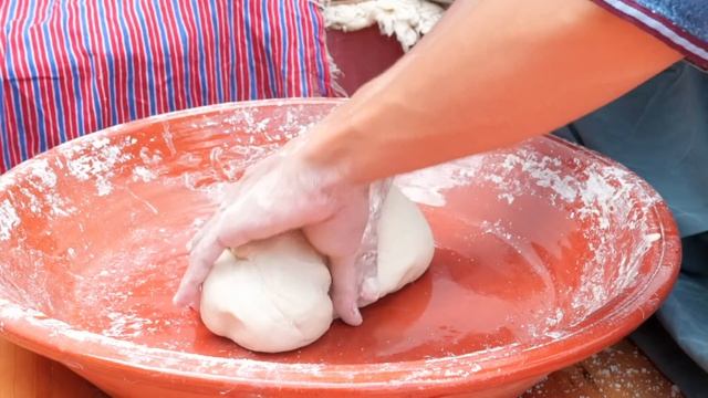 Moroccan Bread - Khobz ?? / تحضير الخبز المغربي مع رجل كوري/ Village Food смотреть онлайн
