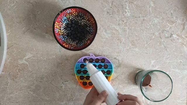 Готовим конфеты с помощью Pop it: голубика в шоколаде - интересное сочетание