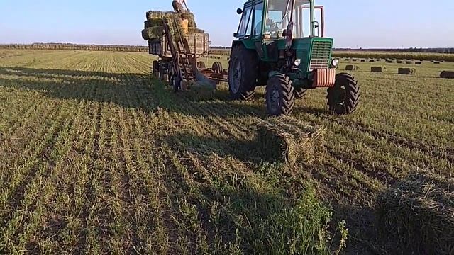 Погрузка тюков (самодельный погрузчик) смотреть онлайн