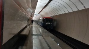 Номерной 81-717, отправляется со станции Марьина роща.