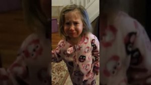 девочка плачет из-за того что не может почистить апельсин и заставляют купаться