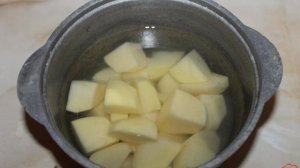 Отварной картофель с жареным луком и чесноком