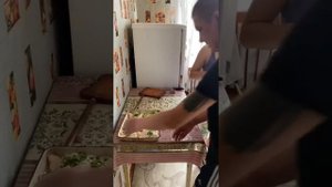 БЕЗУМНЫЙ ПАША И ИРИШКА ЧИКИ ПИКИ ГОТОВЯТ КУРИЦУ С ЧЕСНОКОМ И МАЙОНЕЗОМ.