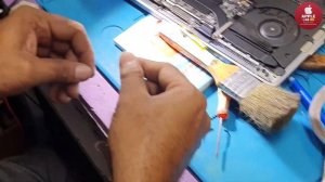 MacBook Pro (A1706, A1707, A1708) Flexgate Repair for No Backlight, Mac Screen Panel.