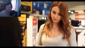 Когда красивая девушка зашла в магазин за покупками. реакция на странное местечко