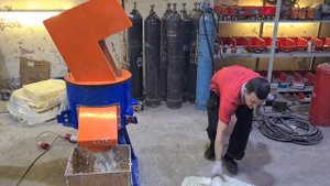 Дробилка поролона автомобильного на матерчатой основе на МИ-600 сетка 20 мм.mp4