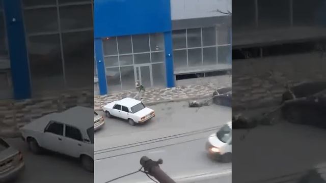 В Крымске вооруженный мужчина устроил стрельбу на улице, возле торгового центра