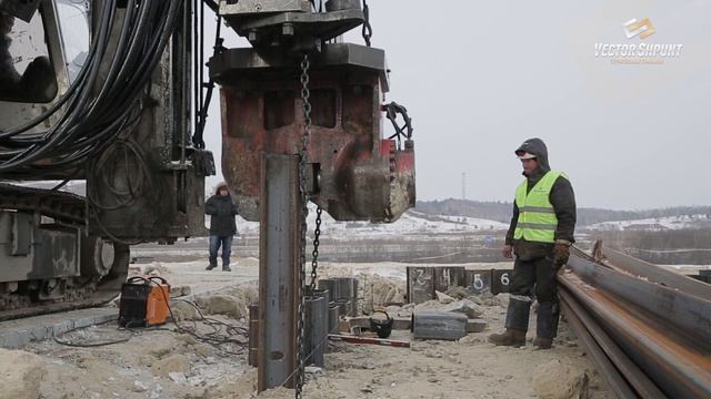 Вибропогружатель телескопического типа. Погружение шпунта Ларсена.