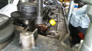 Mercedes Vito 611 демонтаж закисших форсунок на снятом моторе