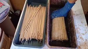 Процесс увлажнения бумажных трубочек .. Бумажная лоза. Трубочки из газет. Плетение из лозы.